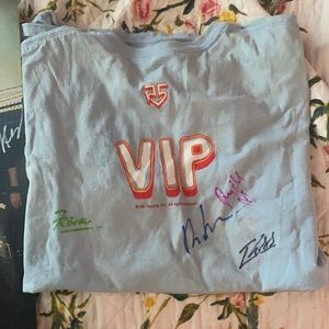 R5 signed T-shirt + poster